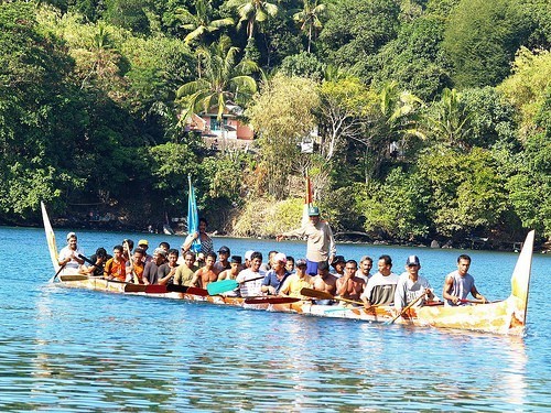 War canoe greeting at Banda © SW